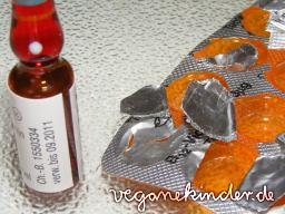 Vitamin B12-Ampulle und Tabletten